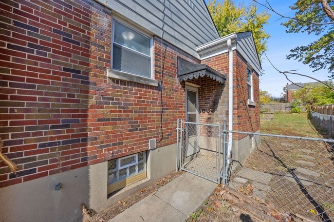 Building Photo - BRIDGETOWN - Adorable spacious 2 bed 1 bath brick ranch.