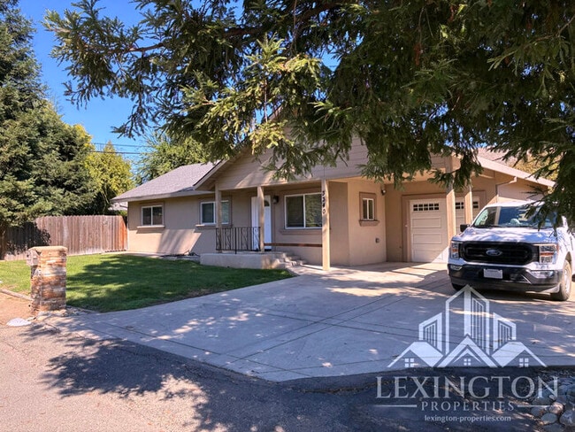 Building Photo - Lovely, 3BD/1BA Home, in Carmichael Neighb...