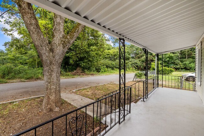 Building Photo - Charming 2 Bedroom, 2 Bathroom house