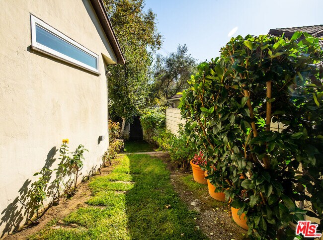 Building Photo - 2771 Club Dr