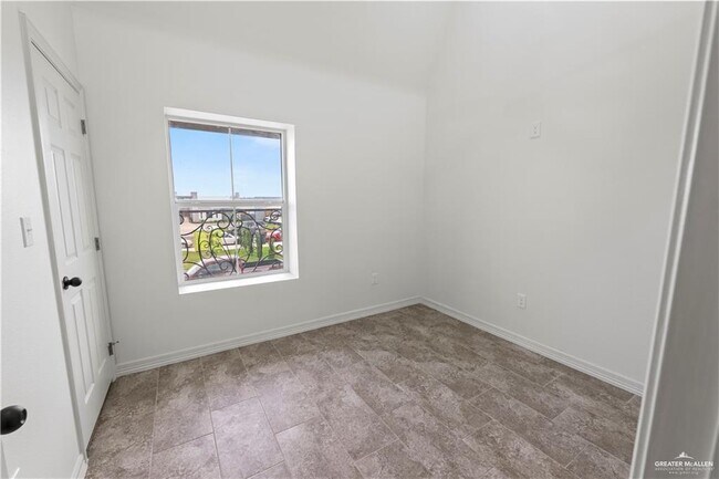 Building Photo - 1412 Karen Dr