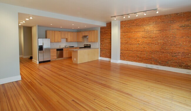 Building Photo - 313 N Charles St
