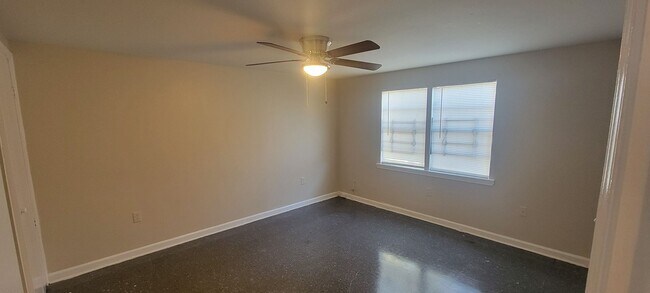 Building Photo - 925-927 Flood St