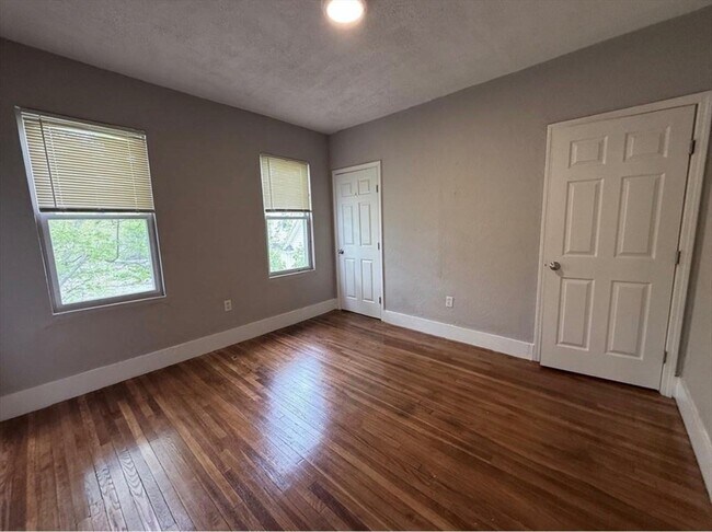Building Photo - 32 Callender St