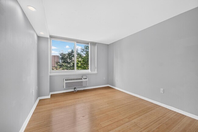 Building Photo - 20 2nd St