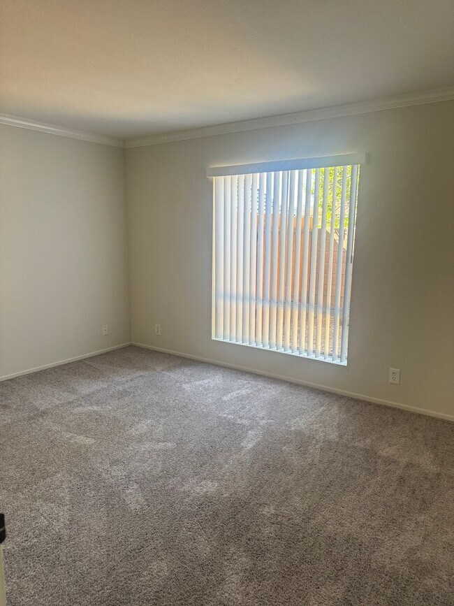 Building Photo - 4 Bed/3Bath