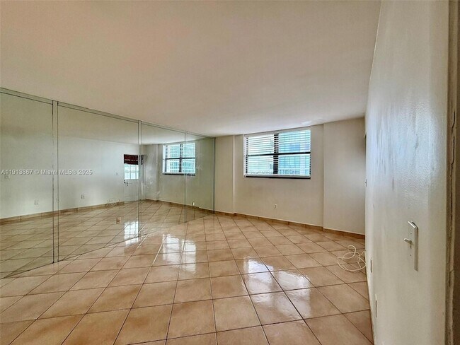 Building Photo - 555 NE 30th St