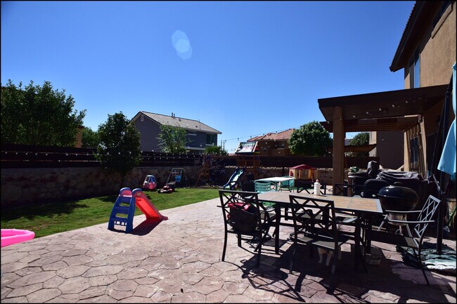 Building Photo - 6246 Viale Del Sol Ave