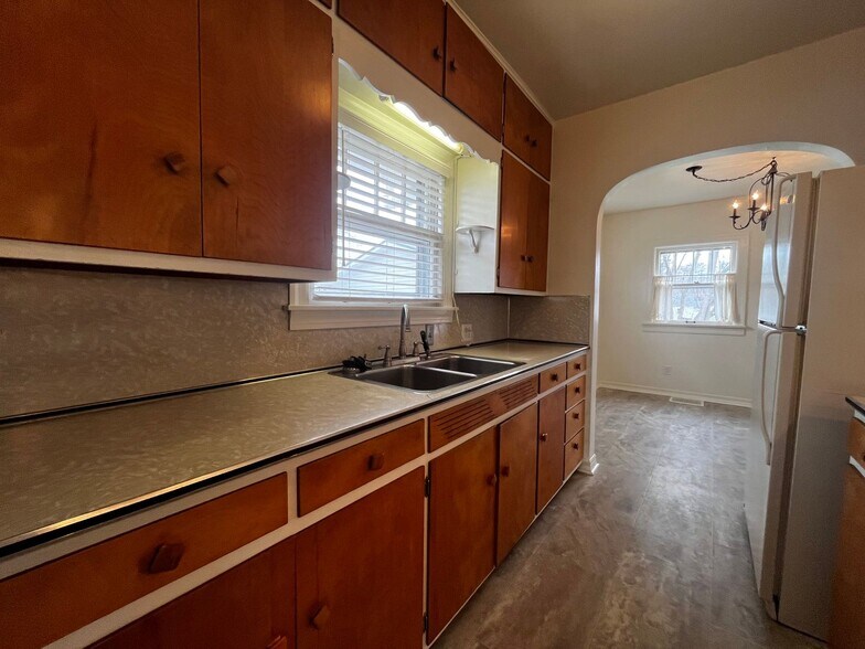 Building Photo - 2706 Waynewood Dr