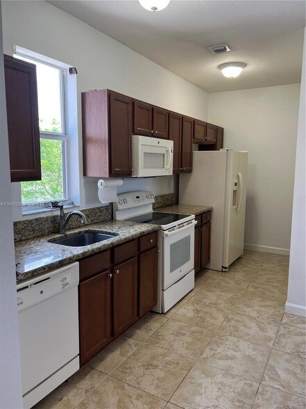 Building Photo - 9131 SW 172nd Ave