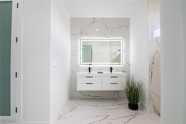 Building Photo - 829 NW 29th Ave