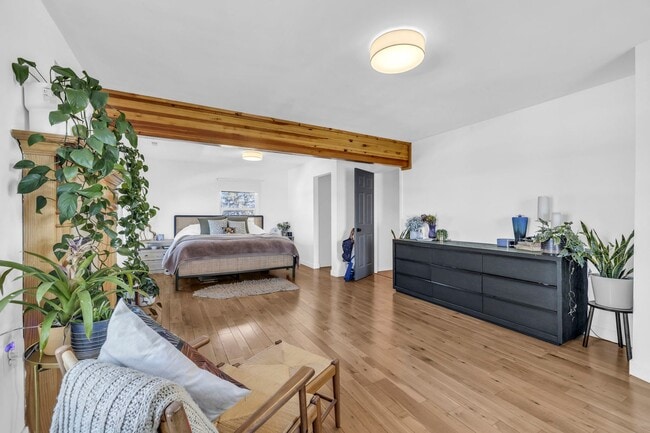 Building Photo - SILVER CREEK HORSE PROPERTY