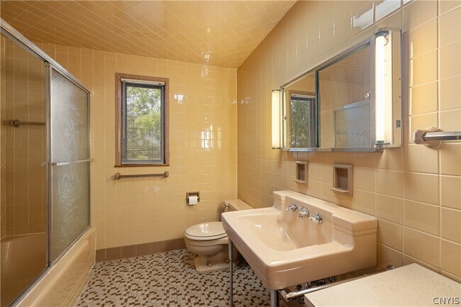 Building Photo - 444 Buckingham Ave