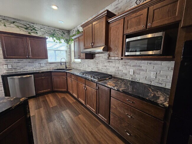Building Photo - Beautiful 2-Story Home In Hidden River. Finished Basement. Turfed Backyard.