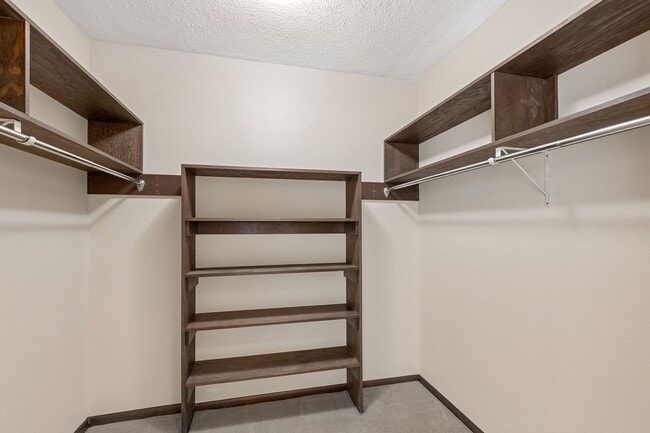 Building Photo - 2 Bedroom 2 Bath Top Floor Corner Unit  wi...