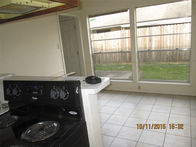 Building Photo - 10834 Sugar Hill Dr