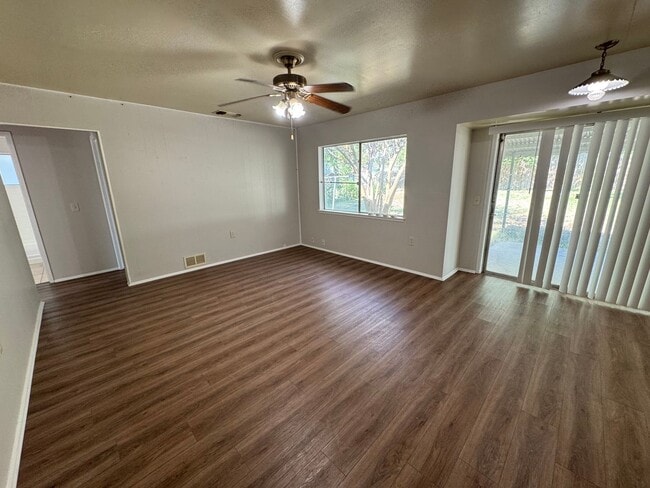 Building Photo - NICE 3 BR HOME W/ EASY ACCESS TO FT. SAM, ...