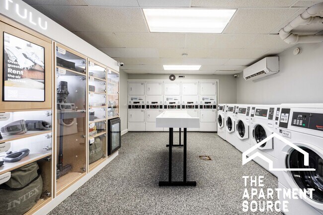 Building Photo - 1140 N La Salle Dr