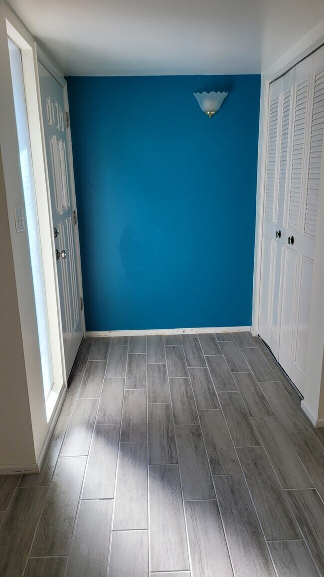 Building Photo - Freshly painted 3/2 house for rent near Cactus and SR51-MM