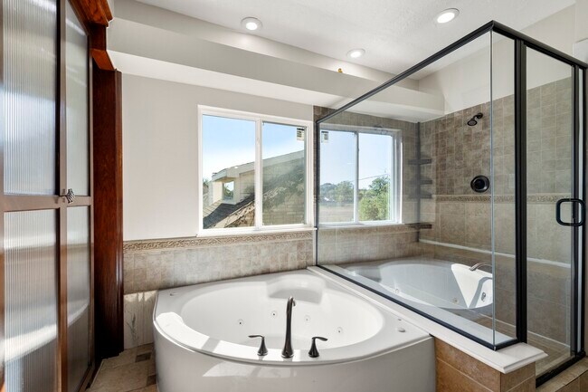 Building Photo - 8522 Scenic Green Dr