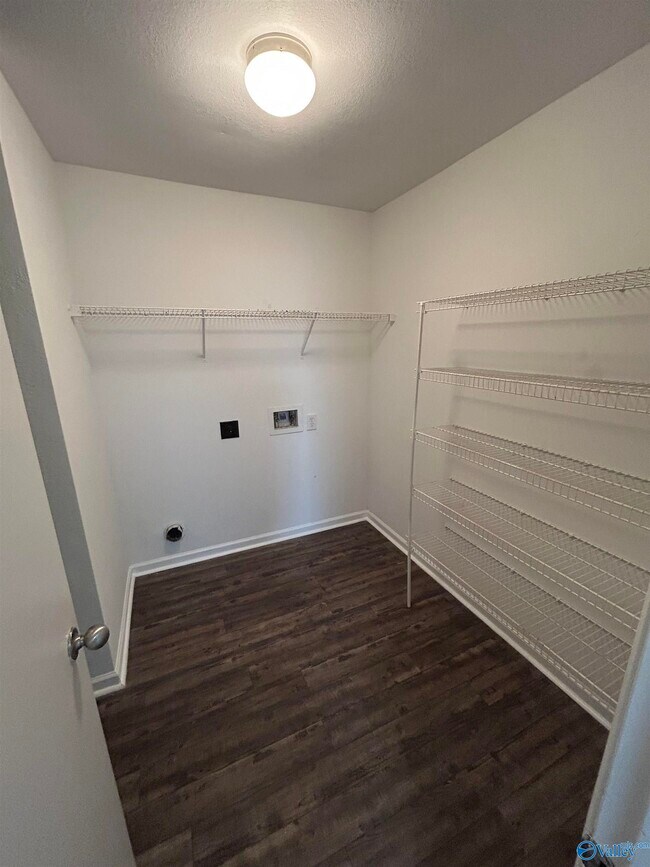 Building Photo - 3140 Lakeland Dr SW