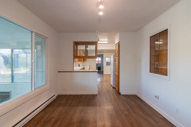 Building Photo - Quaint Farmhouse near Silverlake!