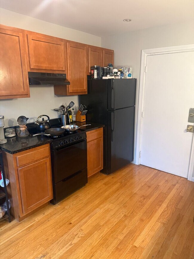 Building Photo - Check out this 2 bed in the North End...