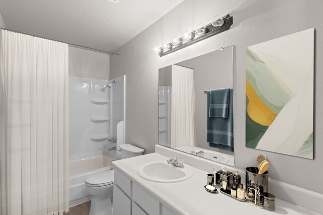 Building Photo - Spacious 2 bedroom!