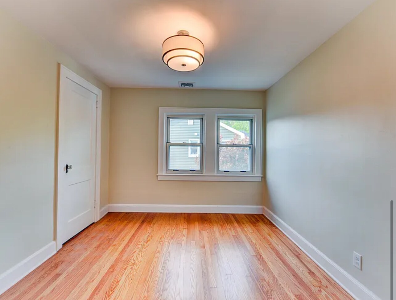Building Photo - 213 4th Ave