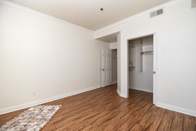 Building Photo - 640 Camino De La Reina