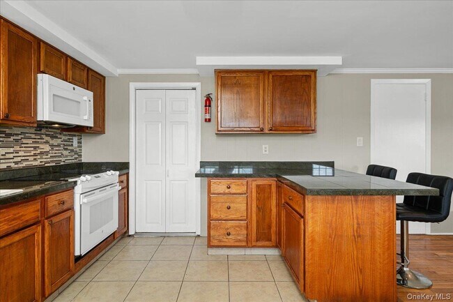 Building Photo - 14 Hemlock Hill