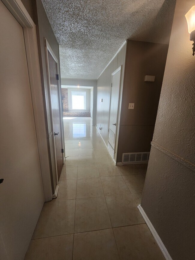 Building Photo - 3 bed 2 bath home