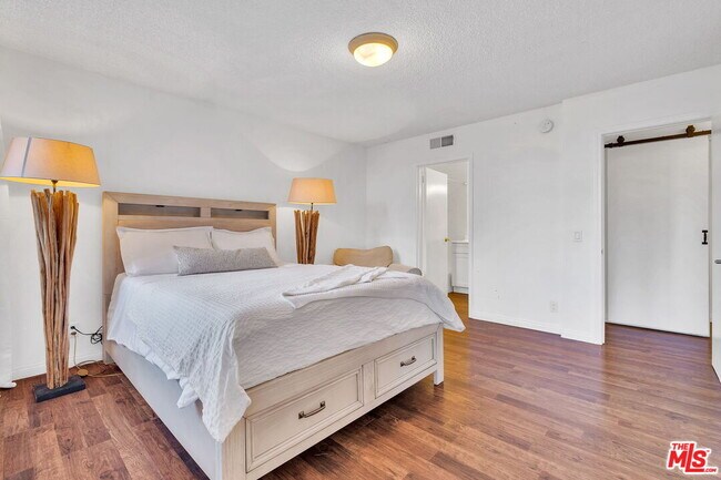 Building Photo - 100 S Doheny Dr