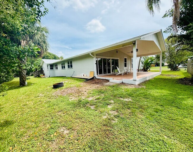 Building Photo - Boater's Dream: 4/2.5/3CG home in exclusiv...