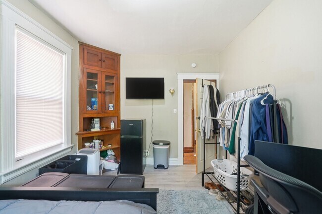 Building Photo - 5 Bedroom Clifton House Available Next to UC Campus