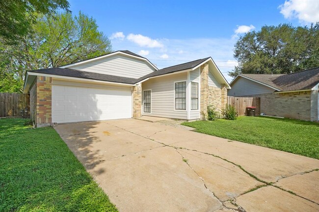 Building Photo - 8203 Woodland Willows Dr
