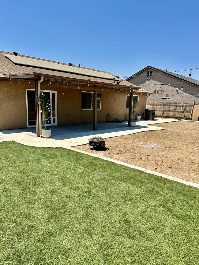 Building Photo - 677 Country Pl