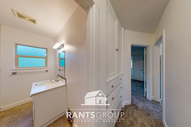 Building Photo - Charming & bright westside 2 bed, 1 bath o...