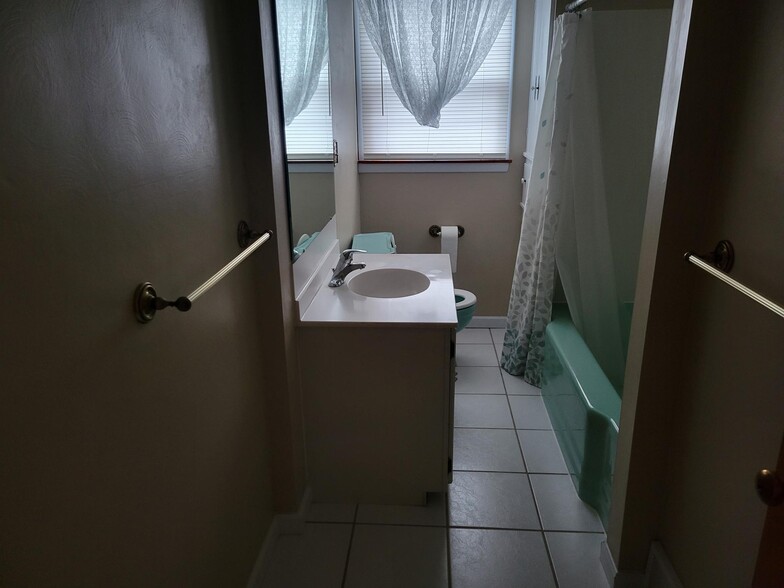 Bathroom - 4429 Tippecanoe Rd