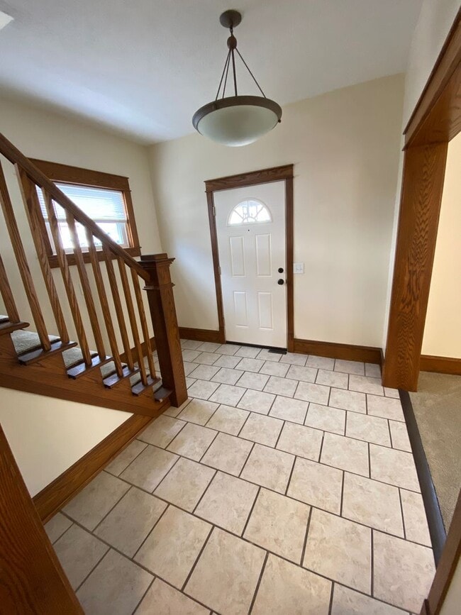 Building Photo - 3 Bedroom, 1.5 Bath Single Family Home Available Now!