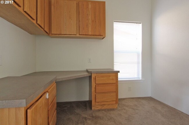 Building Photo - 3 Bedroom Home with Amazing Views