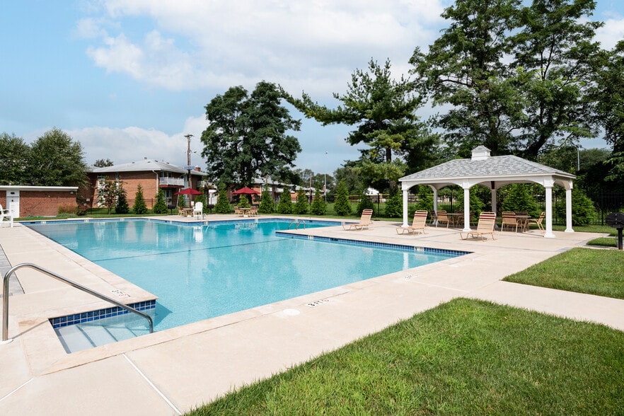 Primary Photo - Carlton Apartments