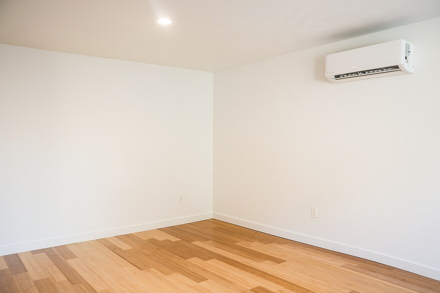 Building Photo - 548 Main St