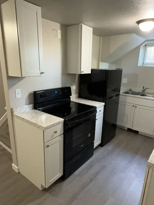 Building Photo - Utilities Included - 1 Bed 1 Bath Apartment