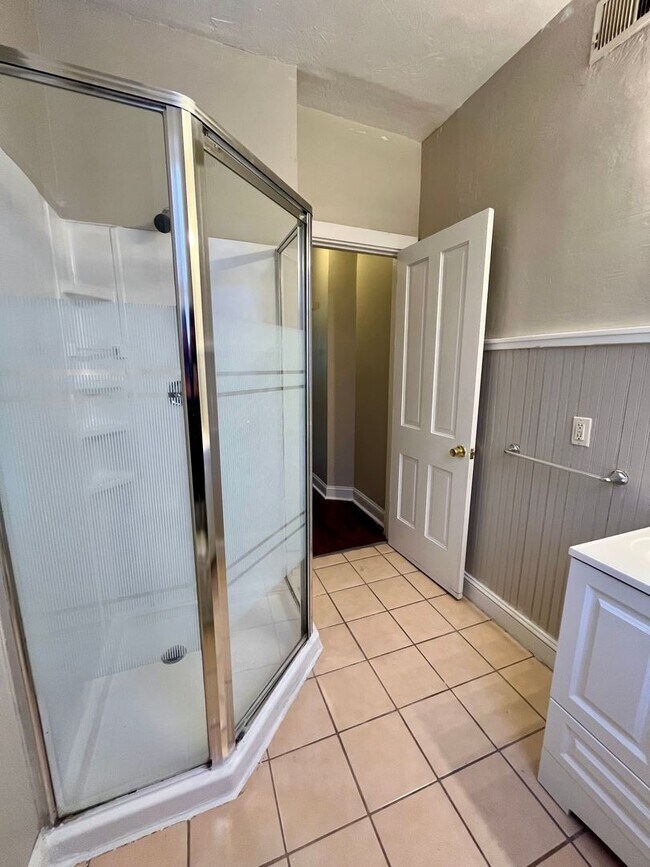 Building Photo - *** Shadyside Duplex Apartment * Pet Friendly * Spacious & Renovated * Available Now * Modern Fin...