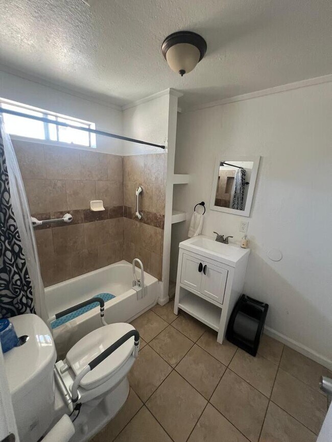 Building Photo - Fully Furnished 3 Bed House for Rent Campbell Ave Riverside CA