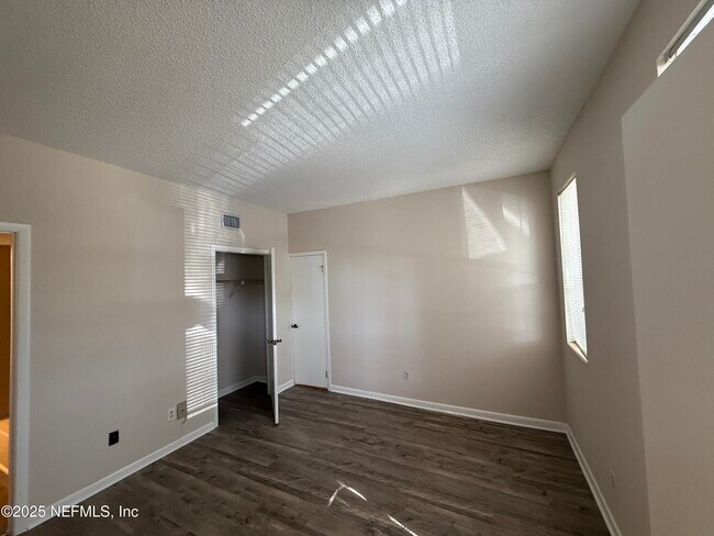 Building Photo - 2545 Oak St