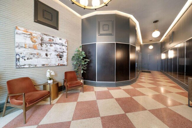 Building Photo - 505 E Travis St