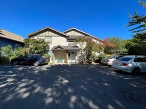 Building Photo - Lovely Private 2Bed + 1Bath Westmoreland Condo!! Secured Entry Building & Parking!