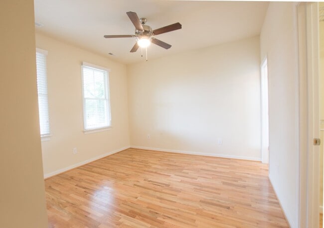 Building Photo - 1101 Oakwood Ave